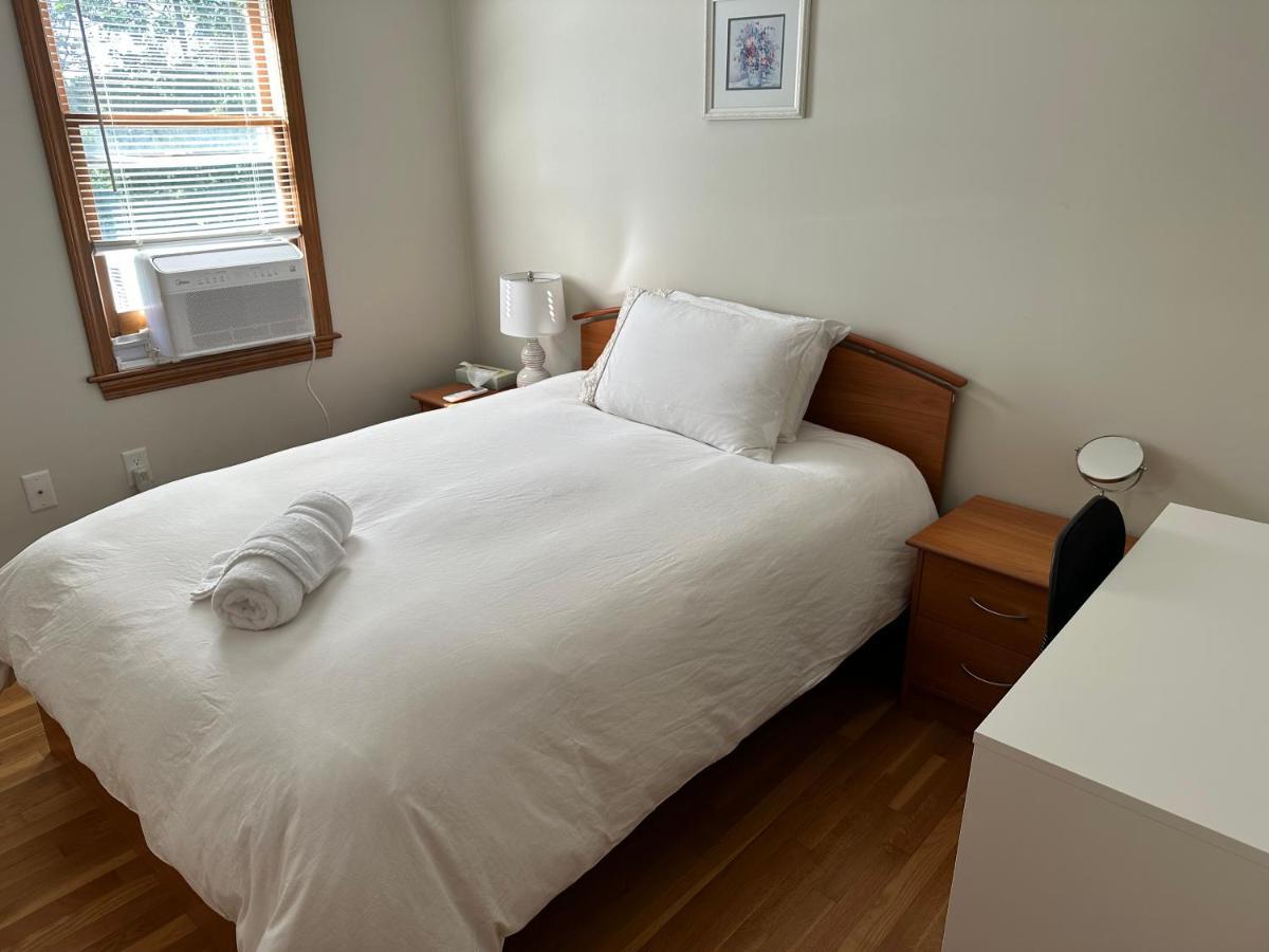 Room In Single Family House - Suburban Neighborhood In בוסטון חדר תמונה